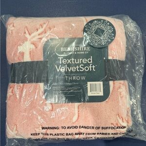 Berkshire VelvetSoft Throw - Soft Pink